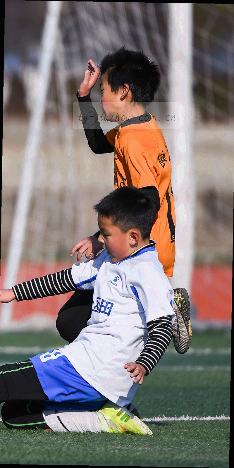 九州体育客户端焕新版深色主界面示意，显示赛事推荐与比分入口